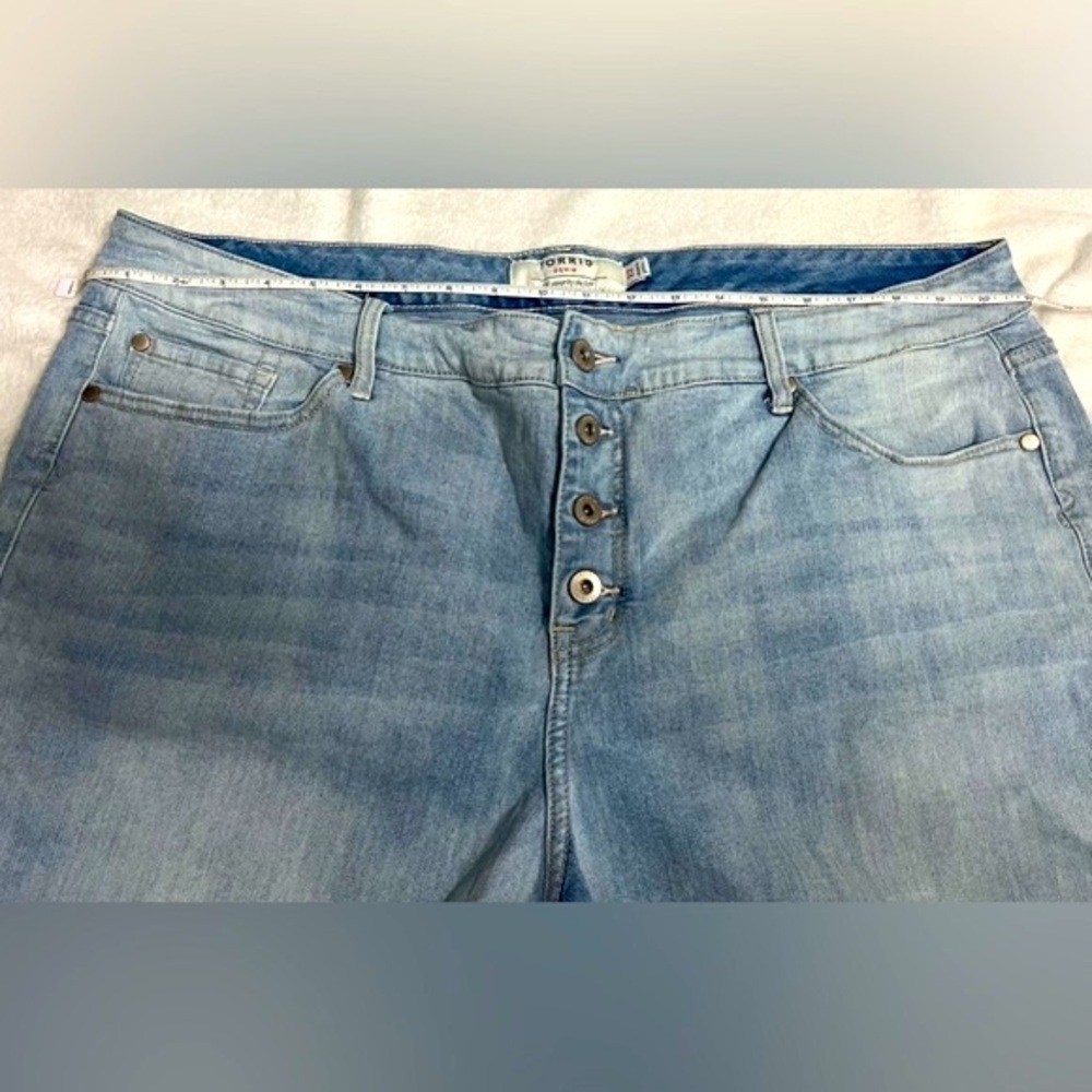 Torrid women’s plus size 22 essential blue jean denim raw hem cozy shorts - Picture 4 of 7